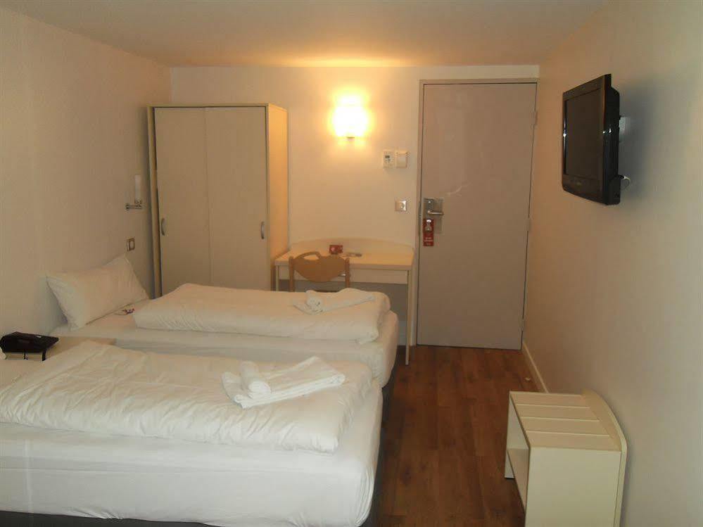 Hôtel l'Amandier Nanterre Buitenkant foto